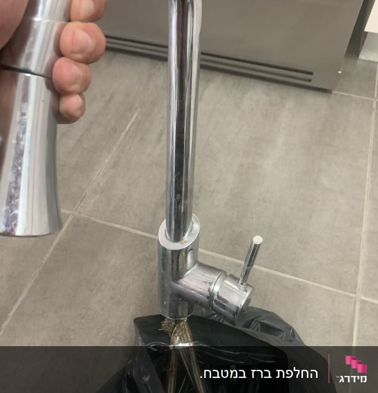 ברז מטבח מנותק עם צינורות גמישים בשקית שחורה